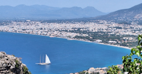 Ville de Kalamata, mondialement connue pour ses olives gouteuses et son huile d'olive extra vierge.