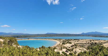 La plage de Voidakilia située au cœur d'une réserve naturelle. un coin de paradis au cœur du Péloponnèse.